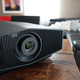 Imagen para el artículo titulado El proyector láser 4K nativo más asequible de Sony hará que no quieras volver nunca más al cine